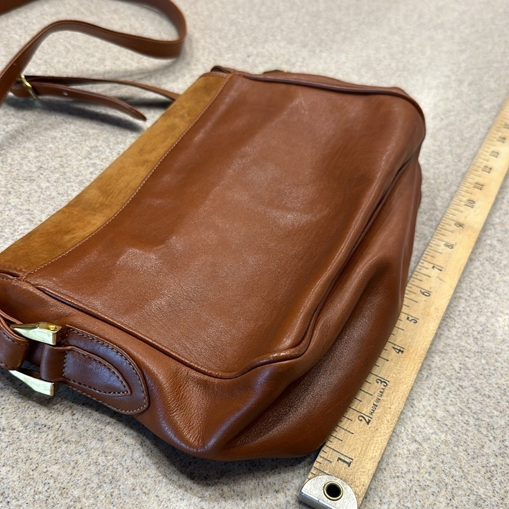 Lladro caramel brown  crossbody pirse w/ adjustable strap gold hardware EUC - Picture 6 of 11